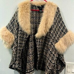 Ali Miles Black and Cream Cape with Faux Fur Trim